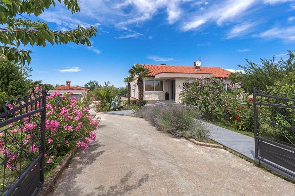 Villa Viktoria Poll&Garden View Kaštelir Eksteriør billede